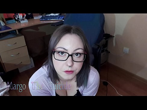 ❤️ Seksuali mergina su akiniais giliai čiulpia dildo į kamerą ☑ Šlapi prie mūsų ❌